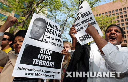 5月7日，抗议者在美国纽约警察总局门前示威游行。当日，纽约数百名民众举行示威游行，再度抗议3名开枪射杀无辜黑人准新郎肖恩·贝尔的警察被判无罪。这3名纽约警察于2006年11月25日连开50枪射杀了肖恩·贝尔并伤害其两位朋友。2008年4月25日，法院宣判这3名警察无罪，在黑人社区激起民愤。新华社记者 侯俊 摄
