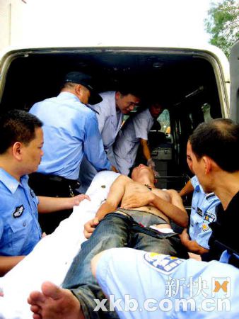 广东持枪疑犯拦车抢劫被车内警察击毙