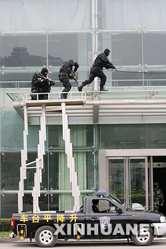 6月30日，武警在演习中快速占领制高点。 当日，“泰山2008”反恐演习在山东济南举行。演习旨在检验和提升山东城市防范、处置恐怖袭击事件的应急反应能力、组织指挥能力和综合保障能力。     新华社发 