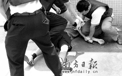 枪匪劫持两男一女被击毙
