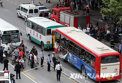 7月21日，在昆明医学院附属第一医院侧门附近的人民西路上，爆炸车辆被拖车拖走。 当日7时许和8时许，云南省昆明市公共汽车公司两辆54路公交车在昆明医学院附属第一医院侧门附近的人民西路和昌源路与人民西路交叉路口附近发生爆炸，分别造成1人死亡10人受伤和1人死亡4人受伤。初步判断，这两起公共汽车爆炸案件是人为破坏案件。案件发生后，省市公安等有关部门人员已在现场开展相关工作。 新华社记者邹峥摄