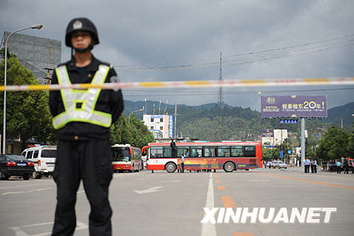 7月21日，警察在昆明市昌源路与人民西路交叉路口的爆炸现场警戒。 当日7时许和8时许，云南省昆明市公共汽车公司两辆54路公交车在昆明医学院附属第一医院侧门附近的人民西路和昌源路与人民西路交叉路口附近发生爆炸，分别造成1人死亡10人受伤和1人死亡4人受伤。初步判断，这两起公共汽车爆炸案件是人为破坏案件。案件发生后，省市公安等有关部门人员已在现场开展相关工作。 新华社记者秦晴摄