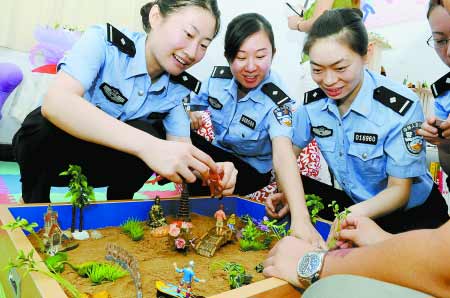 郑州警花玩过家家舒缓工作压力(图)