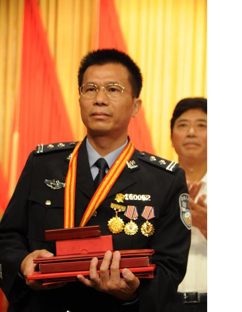 海南举行模范警察黎定琦荣誉称号命名表彰大会