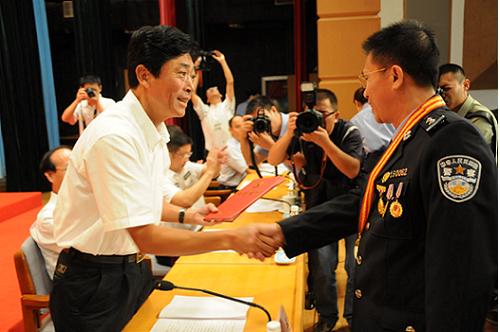 海南举行模范警察黎定琦荣誉称号命名表彰大会