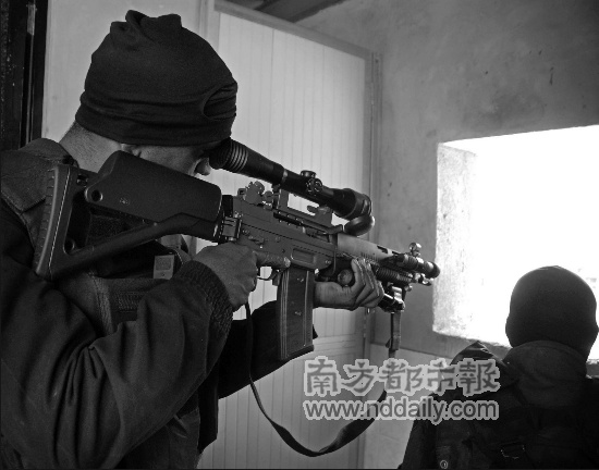 　　全身黑装的“王牌”反恐部队国家安全卫队出现在孟买。
　　