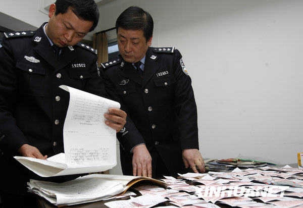 1月3日，铁警在清点收缴的火车票。