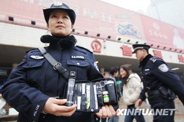 1月5日，一名重庆铁路公安处的女民警正在展示配发的新式单警装备。