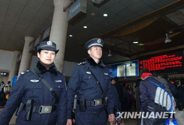 1月5日，两名重庆铁路公安处的民警携带全套新式单警装备在重庆火车站售票大厅巡逻。