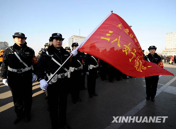  1月11日，三八女子执勤队的队员在挂牌上岗仪式上。