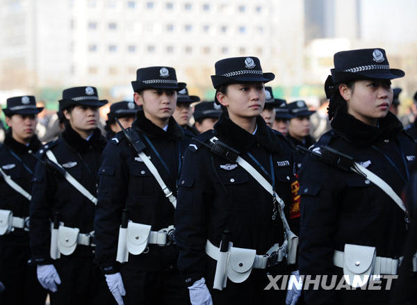  1月11日，三八女子执勤队的队员在挂牌上岗仪式上。