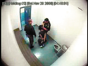 卡脖揪头发美警察狂殴15岁少女