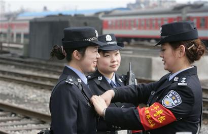 图文:五朵警花闪耀铁路线