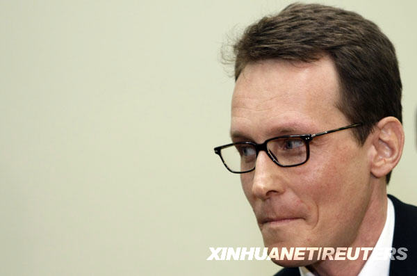 3月9日，瑞士男子黑尔格·斯加尔比在德国慕尼黑的法庭上接受审判。斯加尔比因诈骗德国宝马汽车公司继承人之一的苏珊·克拉腾而受到指控。瑞士、意大利和德国警方在查案过程中发现，斯加尔比先前至少３次以车祸致死黑帮亲属为借口实施诈骗。慕尼黑警方说，现年41岁的斯加尔比精于骗术，“在诱骗女人上钩方面深知应该按哪些按钮”。