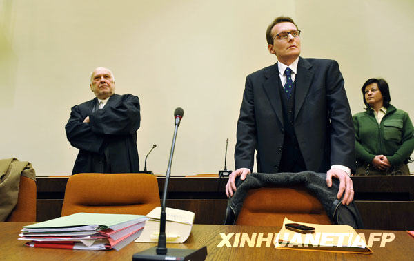 3月9日，瑞士男子黑尔格·斯加尔比（前）在德国慕尼黑的法庭等待开庭受审。斯加尔比因诈骗德国宝马汽车公司继承人之一的苏珊·克拉腾而受到指控。瑞士、意大利和德国警方在查案过程中发现，斯加尔比先前至少３次以车祸致死黑帮亲属为借口实施诈骗。慕尼黑警方说，现年41岁的斯加尔比精于骗术，“在诱骗女人上钩方面深知应该按哪些按钮”。