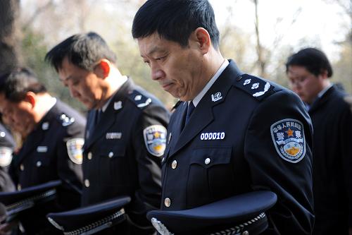 4月1日,江苏公安民警代表在祭奠活动中为公安英烈默哀。 新华社记者 韩瑜庆 摄