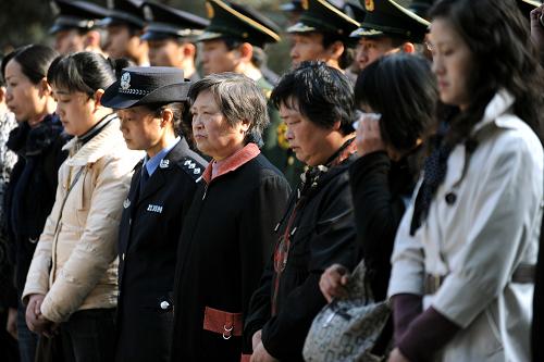 4月1日,公安英烈家属代表参加祭奠活动。当日,在南京雨花台烈士陵园江苏公安英烈纪念墙广场,江苏省公安厅举行祭奠公安英烈暨全省青少年教育基地揭牌仪式,全省24名2007年下半年以来因公殉职民警的名字被镌刻上江苏公安英烈纪念墙。江苏省公安民警代表、英烈家属代表及学生代表等共450余人参加了祭奠活动。 新华社记者 韩瑜庆 摄