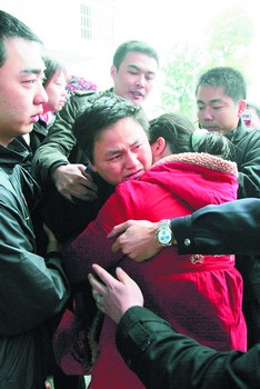 临行前，逃犯与孕妻相拥痛哭
