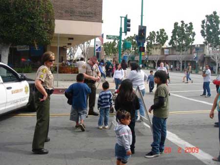 路上的小孩向警察叔叔要徽章贴纸。 路上的小孩向警察叔叔要徽章贴纸。