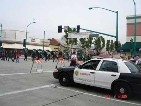 警察为游行队伍保驾护航 警察为游行队伍保驾护航