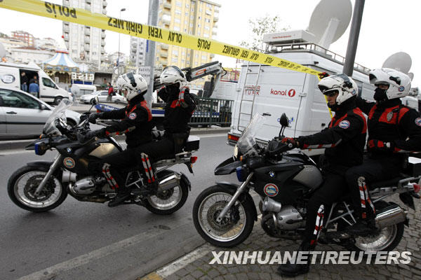 4月27日，在土耳其最大城市伊斯坦布尔，警察骑摩托车在交火现场警戒。据土耳其媒体报道，土警方27日在土最大城市伊斯坦布尔与武装分子发生交火，造成两人死亡，另有７名警察受伤。 