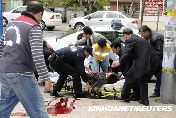 4月27日，在土耳其最大城市伊斯坦布尔，一名伤者被抬上担架。据土耳其媒体报道，土警方27日在土最大城市伊斯坦布尔与武装分子发生交火，造成两人死亡，另有７名警察受伤。 