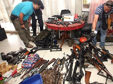 委内瑞拉首都警察局查获大批武器(图) 委内瑞拉首都警察局查获大批武器(图)
