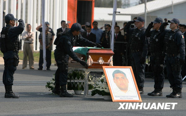 6月10日，在墨西哥首都墨西哥城，墨西哥联邦警察局为在缉捕大毒枭华金·古斯曼及其“锡那罗亚贩毒团伙”行动中牺牲的墨西哥联邦警察佩德罗·卡马乔举行送葬仪式。