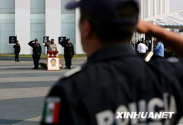 6月10日，在墨西哥首都墨西哥城，墨西哥联邦警察局为在缉捕大毒枭华金·古斯曼及其“锡那罗亚贩毒团伙”行动中牺牲的墨西哥联邦警察佩德罗·卡马乔举行送葬仪式。