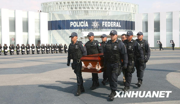 6月10日，在墨西哥首都墨西哥城，墨西哥联邦警察局为在缉捕大毒枭华金·古斯曼及其“锡那罗亚贩毒团伙”行动中牺牲的墨西哥联邦警察佩德罗·卡马乔举行送葬仪式。