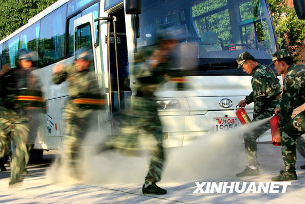 6月24日，武警战士在演练行军车辆遭遇突发事件后的应急处置。
