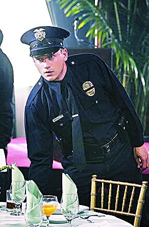 米勒剧中饰演纽约警察 
