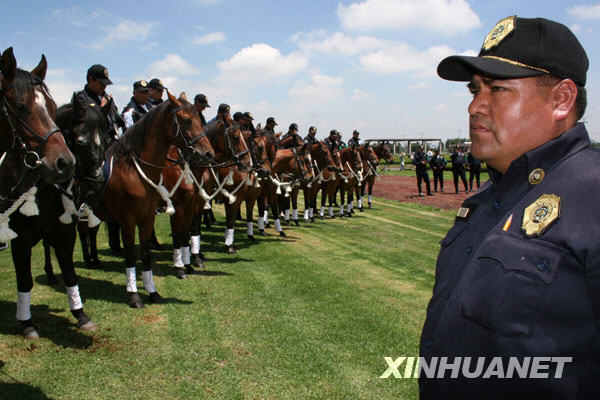 7月1日，环境警察在墨西哥首都墨西哥城列队操练。近日，墨西哥城正式设立了环境警察岗位，专门负责监督和保护墨城居民的生活环境，阻止非法砍伐树木、倾倒建筑垃圾、提取土壤和石料等破坏生态环境的行为。