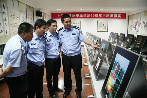 民警在参观书画摄影展