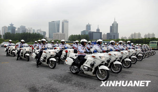 7月31日，上海交警整装待发，准备参加汇演。 