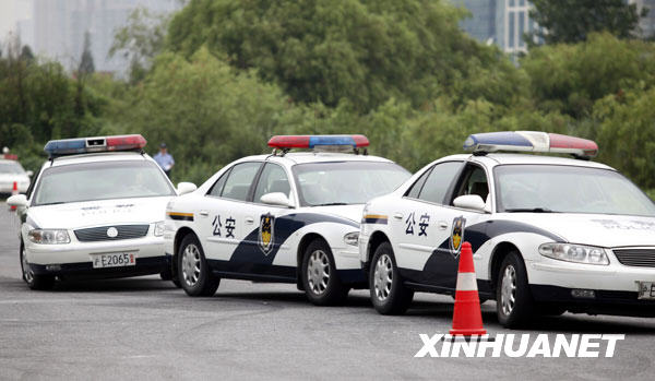 7月31日，上海交警进行三车首尾衔接驾驶展示。 