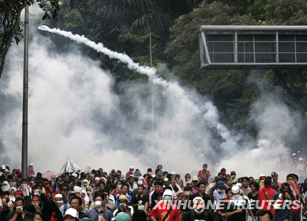 8月1日，在马来西亚吉隆坡，抗议者躲避警察发射的催泪瓦斯。当日，众多民众在吉隆坡举行示威游行，抗议国内安全法案。