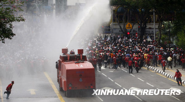 8月1日，在马来西亚吉隆坡，防暴警察喷射高压水流驱散示威者。当日，众多民众在吉隆坡举行示威游行，抗议国内安全法案。
