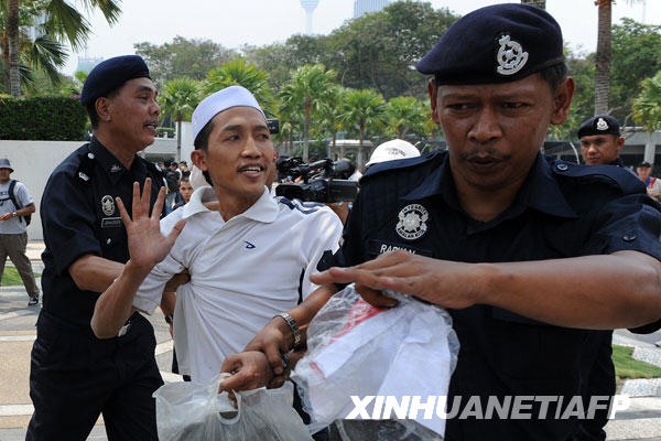 8月1日，在马来西亚首都吉隆坡的自由广场附近，防暴警察逮捕一名示威者。当日，大批民众在吉隆坡举行示威游行，抗议国内安全法。警察发射了催泪弹，用水枪驱散人群，并逮捕了数十名示威者。
