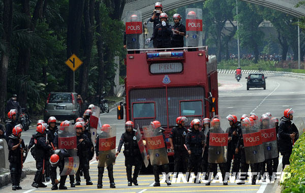  8月1日，在马来西亚首都吉隆坡的自由广场附近，防暴警察准备发射催泪弹驱散示威者。当日，大批民众在吉隆坡举行示威游行，抗议国内安全法。警察发射了催泪弹，用水枪驱散人群，并逮捕了数十名示威者。