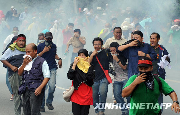 8月1日，在马来西亚首都吉隆坡的自由广场附近，示威者躲避警察发射的催泪弹。当日，大批民众在吉隆坡举行示威游行，抗议国内安全法。警察发射了催泪弹，用水枪驱散人群，并逮捕了数十名示威者。