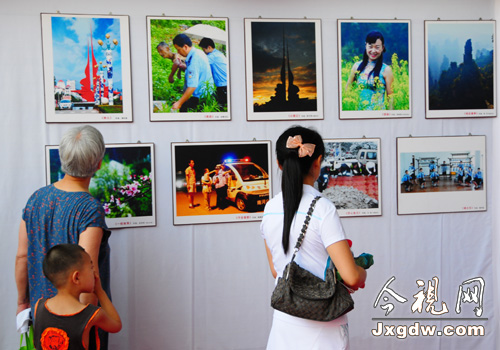 在首届“瓷都警察节”当日,市民在欣赏民警的摄影作品。