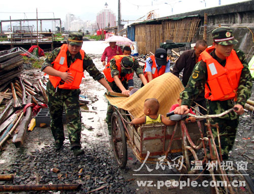 飞云江边防派出所民警帮群众转移财物
