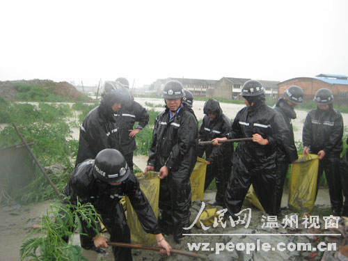 飞云派出所民警在救灾现场