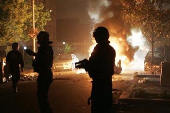 8月11日，防暴警察在发生骚乱的巴黎郊区执行任务。