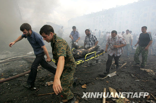 8月17日，志愿者在俄罗斯印古什共和国首府纳兹兰的爆炸现场搬运遇难者遗体。俄罗斯印古什共和国首府纳兹兰市一警察局院内当天发生一起恐怖袭击爆炸事件，造成至少１２人死亡，５０多人受伤。 
