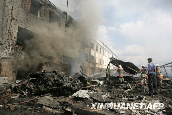 8月17日，消防员和警察在俄罗斯印古什共和国首府纳兹兰的爆炸现场展开工作。俄罗斯印古什共和国首府纳兹兰市一警察局院内当天发生一起恐怖袭击爆炸事件，造成至少１２人死亡，５０多人受伤。 