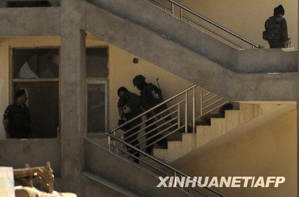 8月19日，在阿富汗首都喀布尔，阿安全部队成员将击毙的武装分子尸体抬下楼。3名武装分子当日早晨潜入并占据了喀布尔市中心帕什塔尼银行营业部所在的大楼，阿安全部队与武装分子展开交火并最终将其击毙。 
