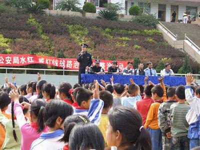 深入学校进行法制宣传