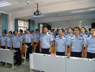 总结大会在《人民警察之歌》中结束